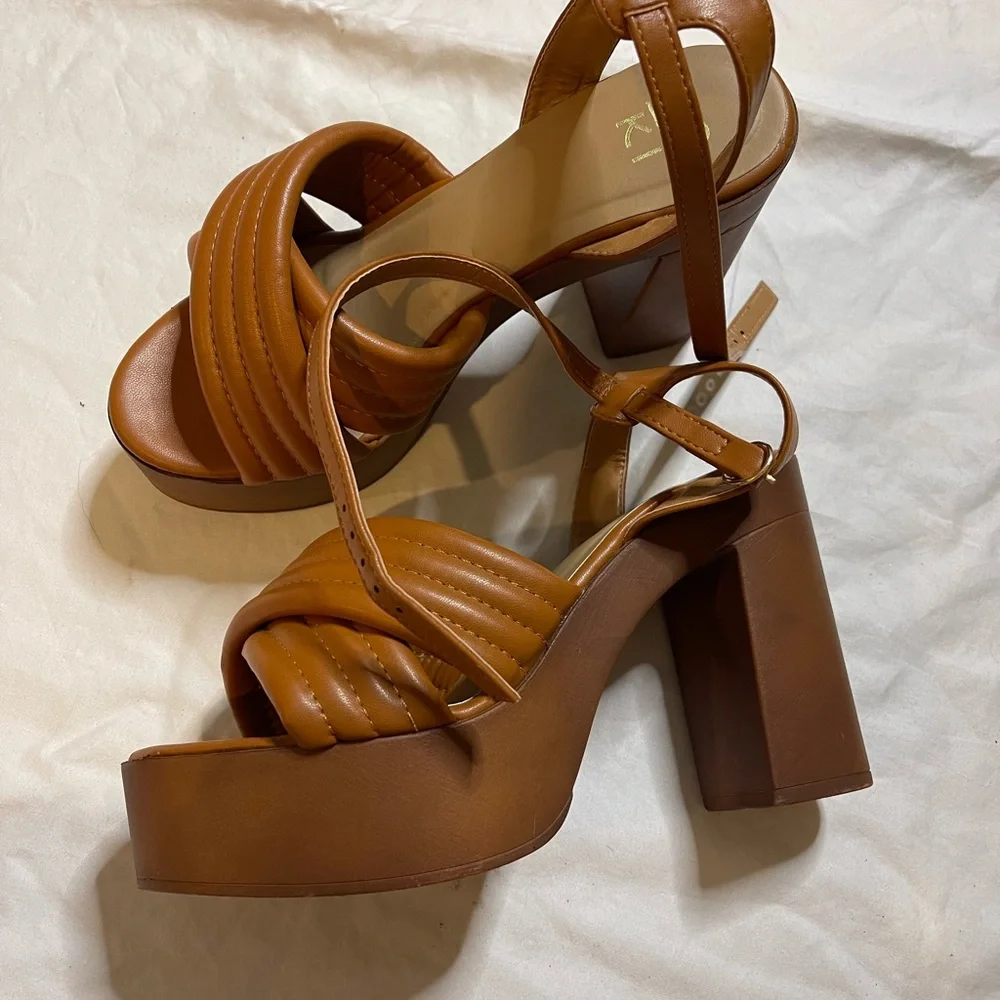 Platform Heels w/ tie strap - Picture 3 of 5